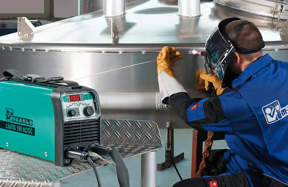 Person am schweißen